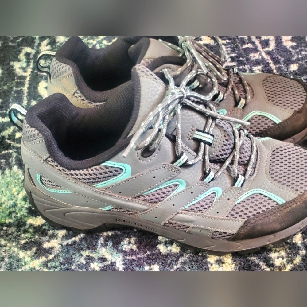 (Moving Sale) Women's Merrell shoes size 6W(wide)